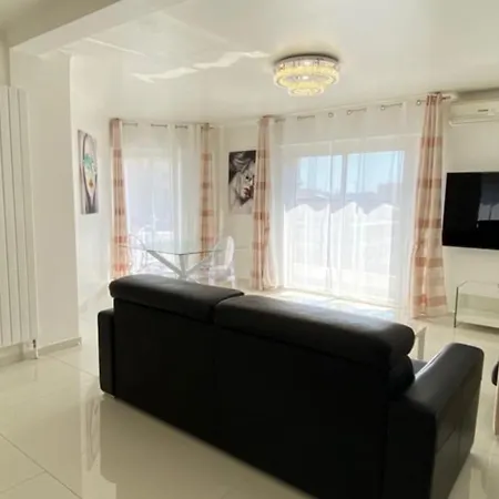 Henri Camille Re - Versailles - 2 Bedrooms - Center And Sea View *